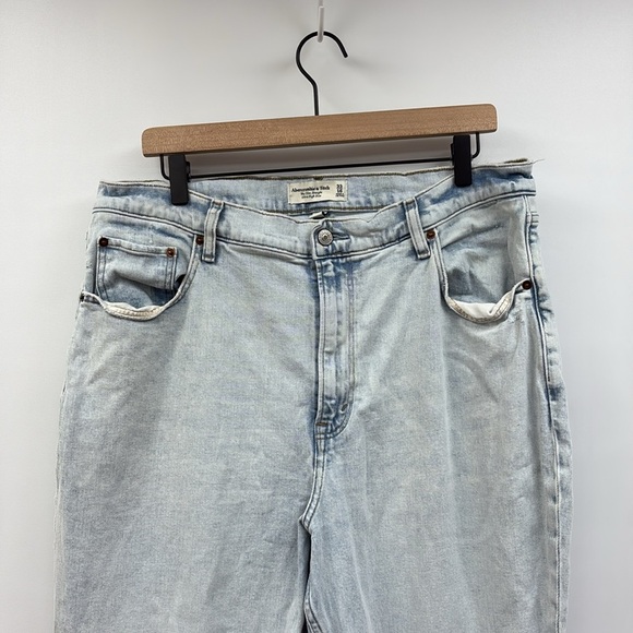 Abercrombie & Fitch The Slim Straight Ultra High Rise Slit Jeans Light Denim 33 - Picture 3 of 9